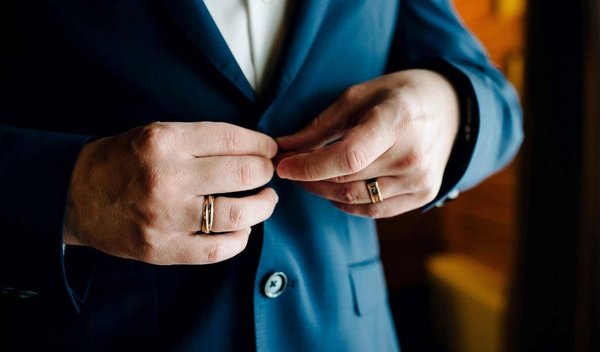 A quel doigt un homme doit-il porter une bague de fiançailles ?